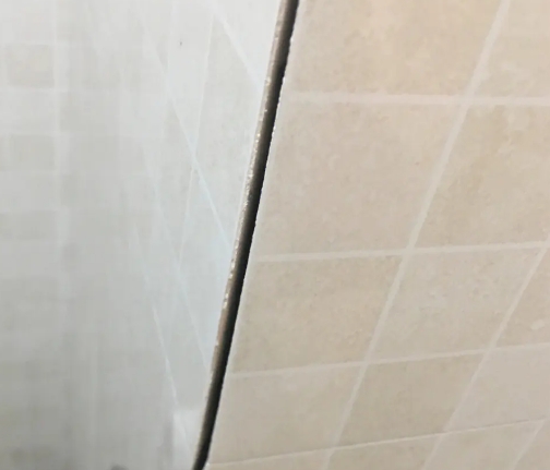 阳明瓷砖空鼓维修公司分享阳台瓷砖脱落的修复过程可以分为以下几个步骤