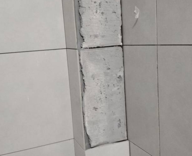 阳明瓷砖空鼓维修公司分享下瓷砖施工前基层浇水润湿程度不足，可能导致以下问题